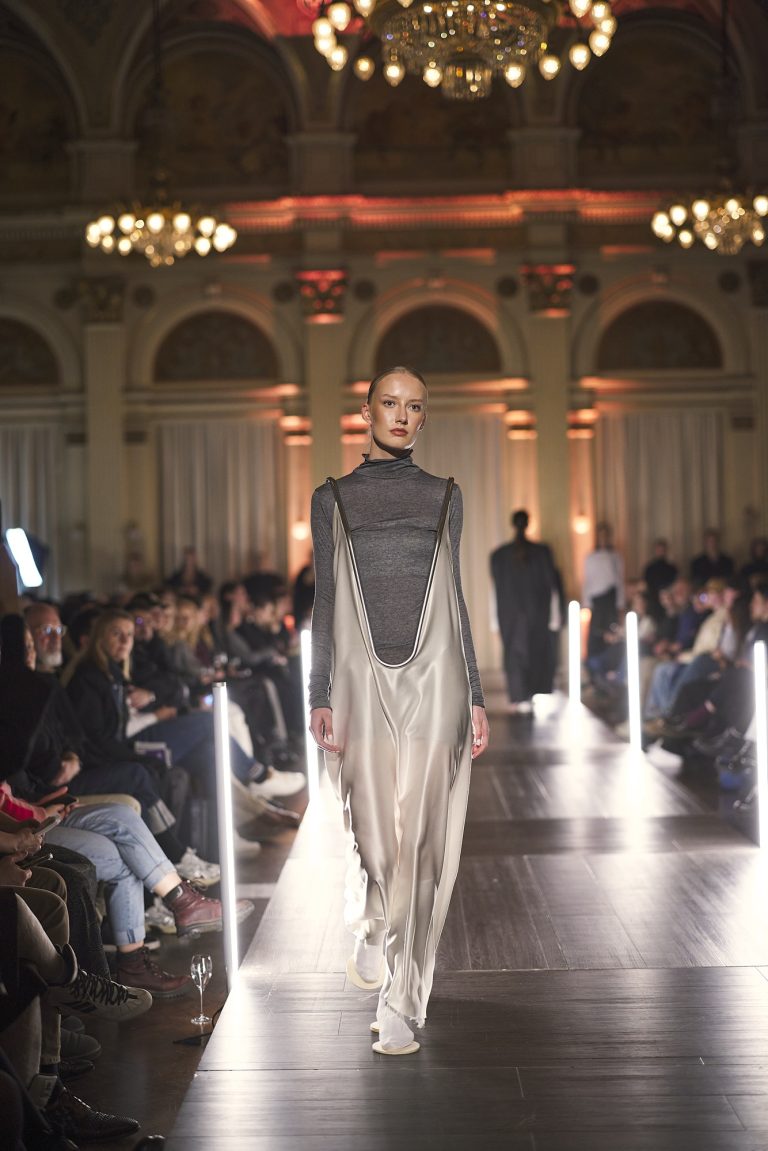 Prämierte Kollektion von Nola Jänisch und Nikolas Kraft, Absolvent:innen der AMD Akademie Mode & Design Wiesbaden. Model: Yuni@eastwestmodels. Fotograf: Cengizhan Onat / ONAT PHOTO.